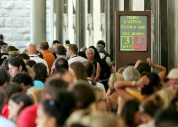 Firenze. Turisti in coda alla Galleria degli Uffizi (Ansa)