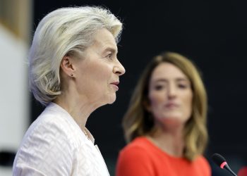 Ursula von der Leyen, presidente della Commissione UE. Sullo sfondo Roberta Metsola, presidente dell'europarlamento (Ansa)