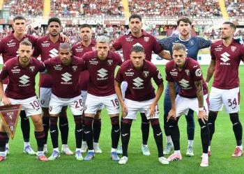 Il Torino schierato in campo (Foto ANSA)
