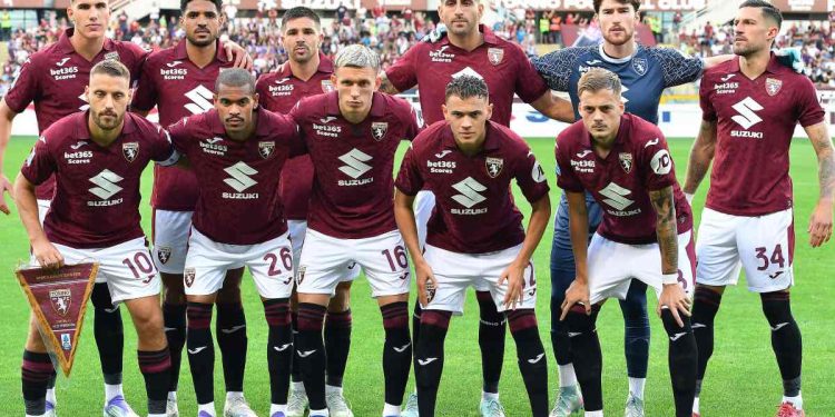 Il Torino schierato in campo (Foto ANSA)