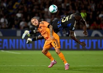 Angeliño contro Idrissa Touré in Pisa Roma (Foto ANSA)