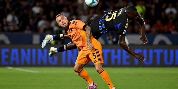 Angeliño contro Idrissa Touré in Pisa Roma (Foto ANSA)