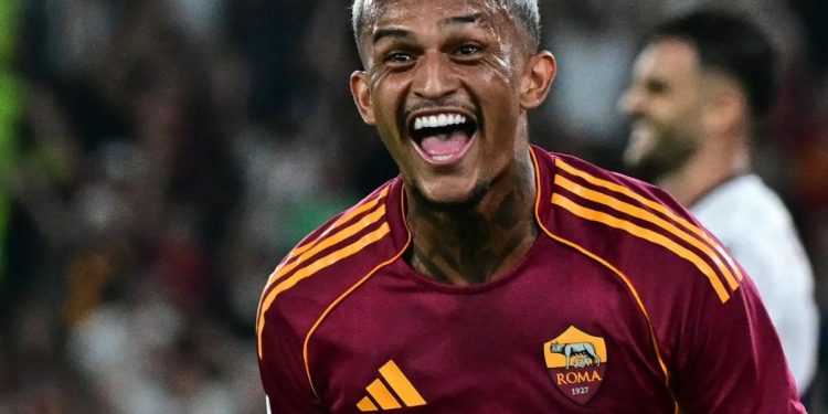 Wesley con la maglia della Roma (Foto: Web)