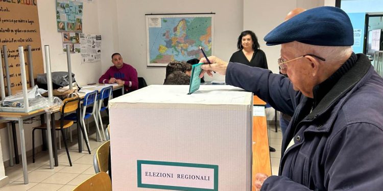 Regionali, il voto ai seggi