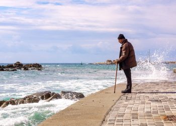 Anziano di fronte al mare