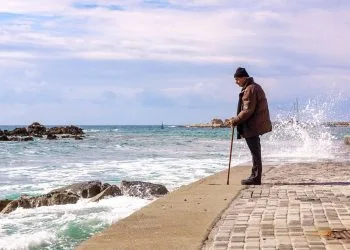 Anziano di fronte al mare