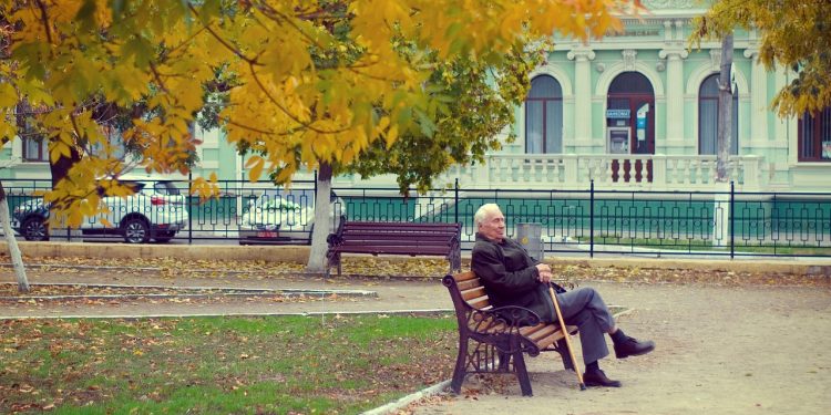 Anziano su una panchina