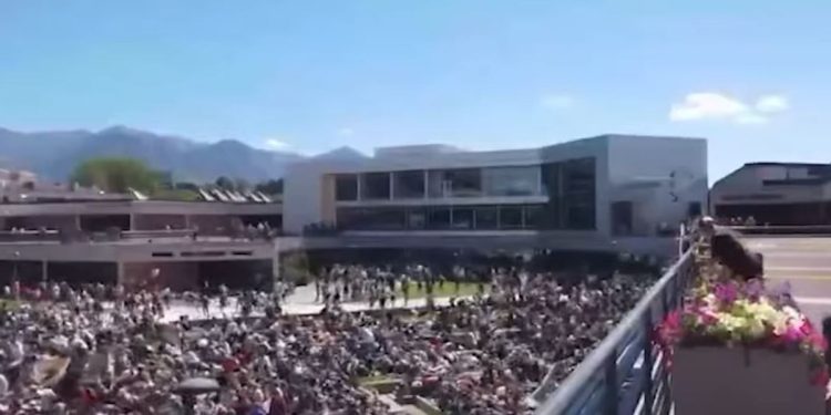 Charlie Kirk, il momento dello sparo (Foto: screen da Youtube)