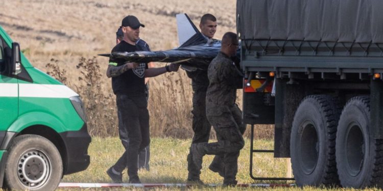 Droni russi in Polonia: il recupero di uno degli esemplari abbattuti