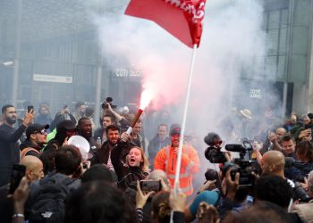 Manifestanti del "Bloquons tout" presso la Gare du Nord a Parigi (Ansa)