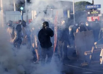 Manifestanti del movimento "Bloquons tout" in Francia (Ansa)