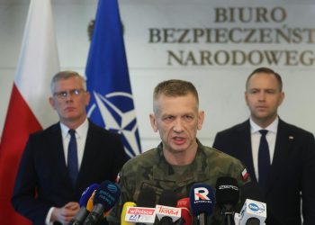 Le autorità polacche (a destra il presidente Karol Nawrocki) dopo l'episodio dei droni (Ansa)