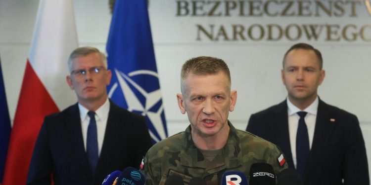 Le autorità polacche (a destra il presidente Karol Nawrocki) dopo l'episodio dei droni (Ansa)