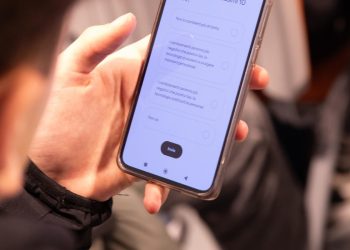 Smartphone a scuola (Ansa)