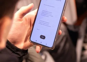 Smartphone a scuola (Ansa)