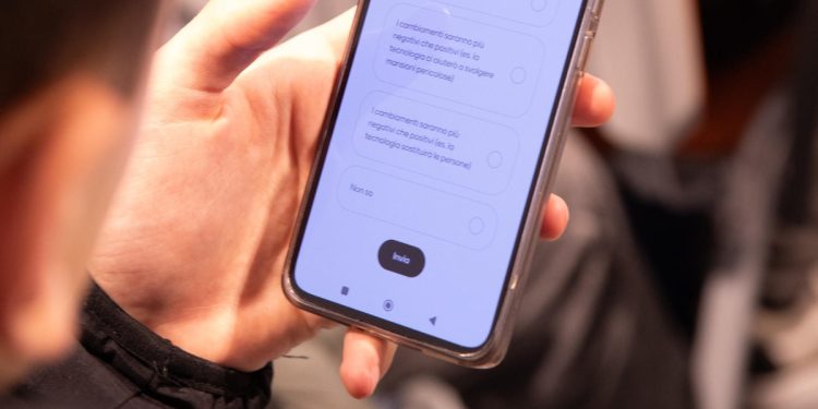 Smartphone a scuola (Ansa)