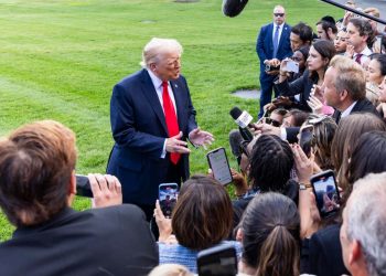 Donald Trump mentre parla con i giornalisti della morte di Charlie Kirk (Ansa)