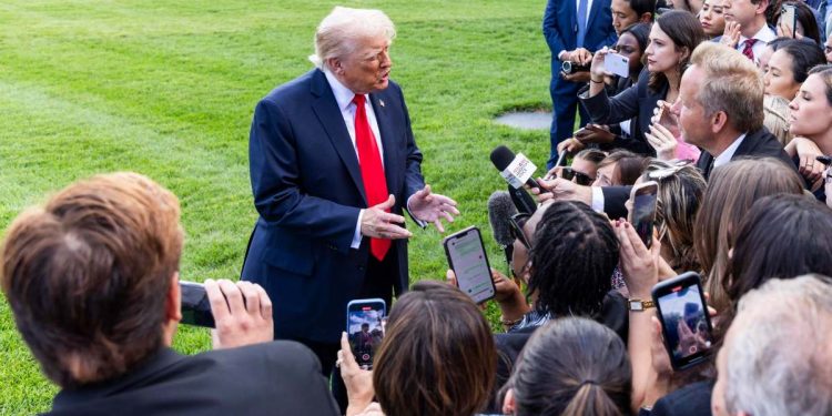 Donald Trump mentre parla con i giornalisti della morte di Charlie Kirk (Ansa)