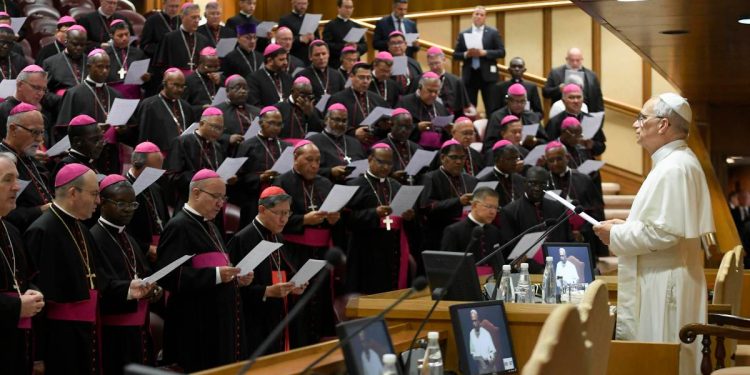 Papa Leone XIV coi vescovi