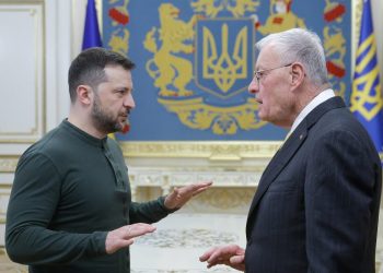 Il residente ucraino Volodymyr Zelensky con l'inviato di Trump Keith Kellogg (Ansa)