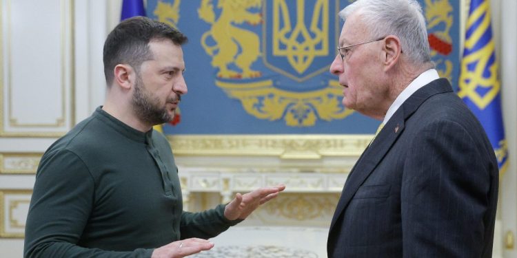 Il residente ucraino Volodymyr Zelensky con l'inviato di Trump Keith Kellogg (Ansa)
