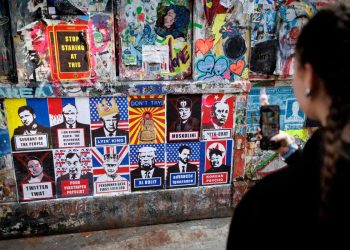 I manifesti con i volti dei leader del mondo (Foto: ANSA)