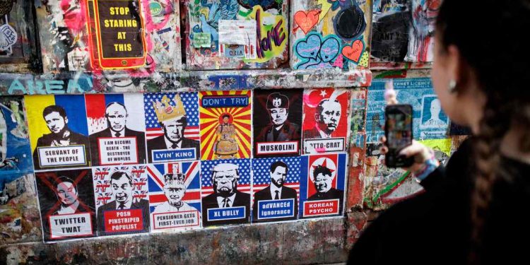 I manifesti con i volti dei leader del mondo (Foto: ANSA)