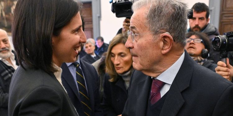 Elly Schlein, segretaria del Pd, con Romano Prodi, ex premier (Ansa)