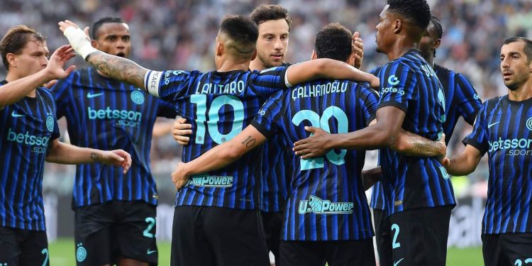 L'Inter festeggia un gol di Hakan Calhanoglu (Foto ANSA)