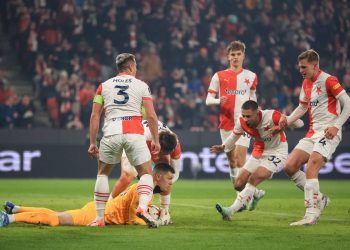 Un'uscita di Jindrich Stanek, portiere dello Slavia Praga (Foto ANSA)