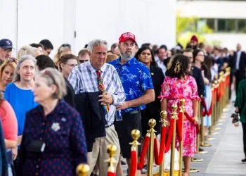 Migliaia di persone in attesa di entrare al Kennedy Center di Washington DC per una veglia in memoria di Charlie Kirk (Ansa)