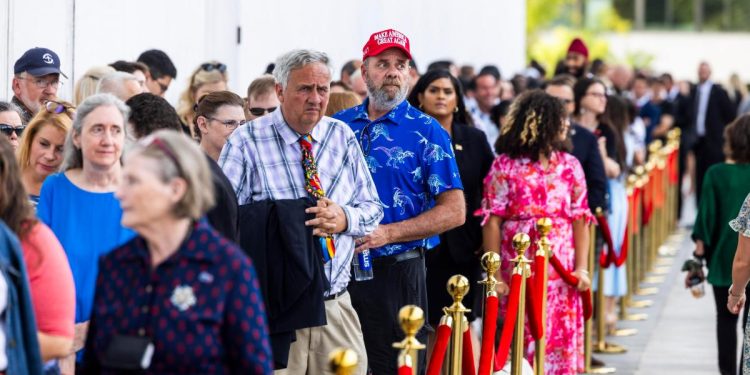 Migliaia di persone in attesa di entrare al Kennedy Center di Washington DC per una veglia in memoria di Charlie Kirk (Ansa)