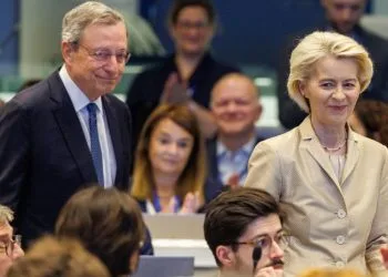 Mario Draghi e Ursula von der Leyen (Ansa)