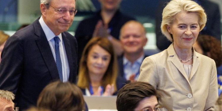 Mario Draghi e Ursula von der Leyen (Ansa)
