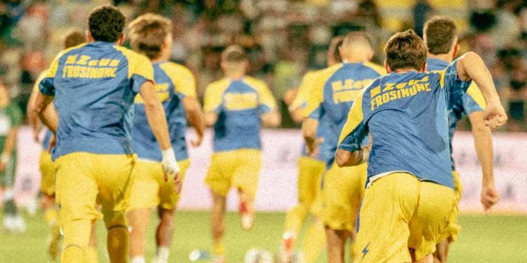 Un riscaldamento del Frosinone (da facebook.com/Frosinone1928)