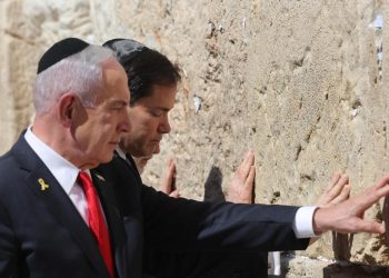 Benjamin Netanyahu con il segretario di Stato Usa Marco Rubio al Muro del pianto (Ansa)
