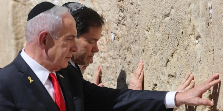Benjamin Netanyahu con il segretario di Stato Usa Marco Rubio al Muro del pianto (Ansa)