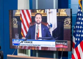 il vicepresidente USA JD Vance durante il podcast di Charlie Kirk (Ansa)