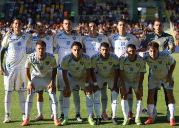 La Carrarese schierata in campo (dal profilo Facebook della Carrarese)