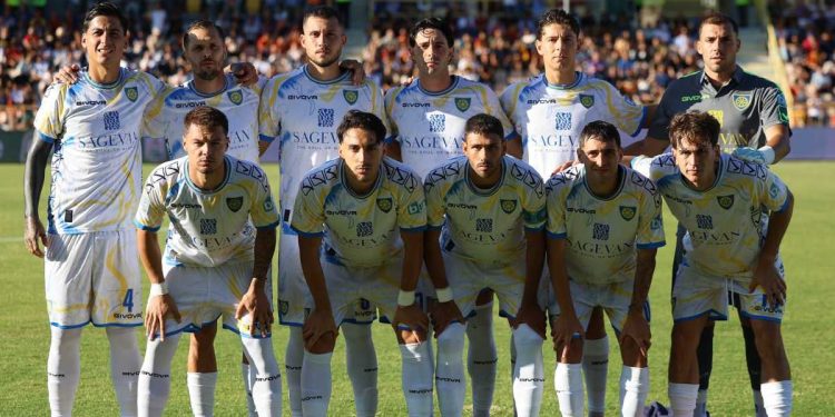 La Carrarese schierata in campo (dal profilo Facebook della Carrarese)