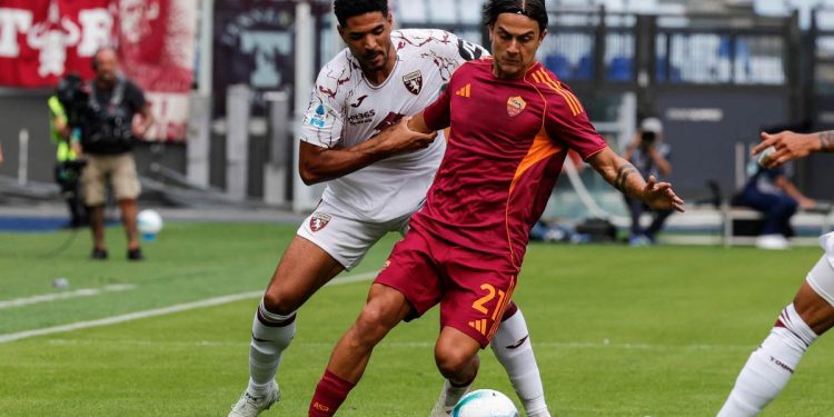 Paulo Dybala in azione in Roma Torino (Foto ANSA)