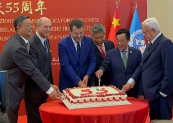 Un momento del ricevimento dell'ambasciatore cinese in Italia. Al centro Matteo Salvini, a destra Giulio Tremonti (Ansa)