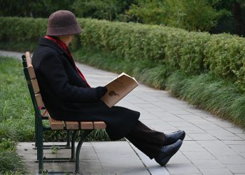 Anziana seduta in panchina