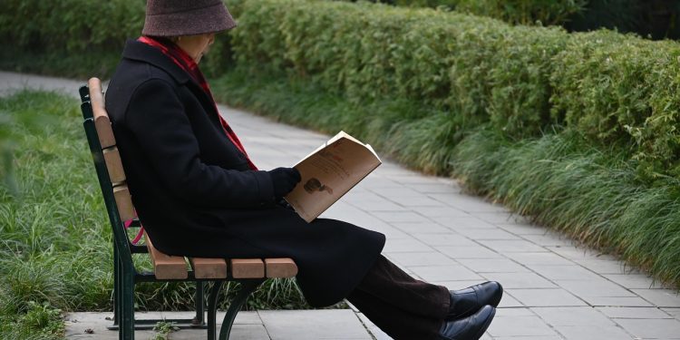 Anziana seduta in panchina