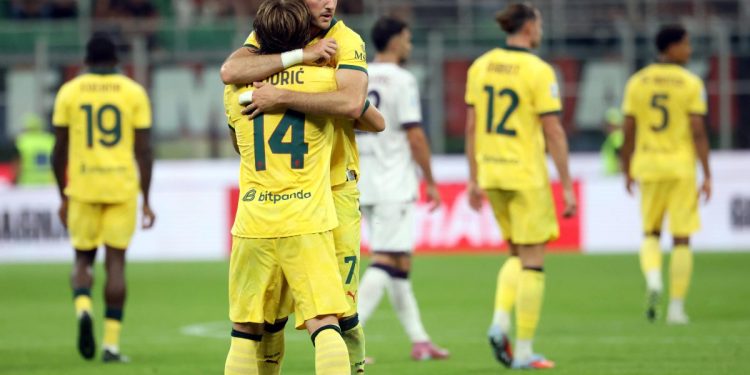 Santiago Gimenez esulta con Luka Modric in Milan Bologna (Foto ANSA)