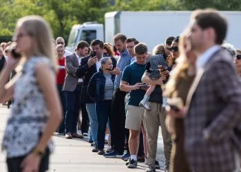 Washington DC, Kennedy Center: persone in fila per partecipare ad una veglia in suffragio di Charlie Kirk (Ansa)