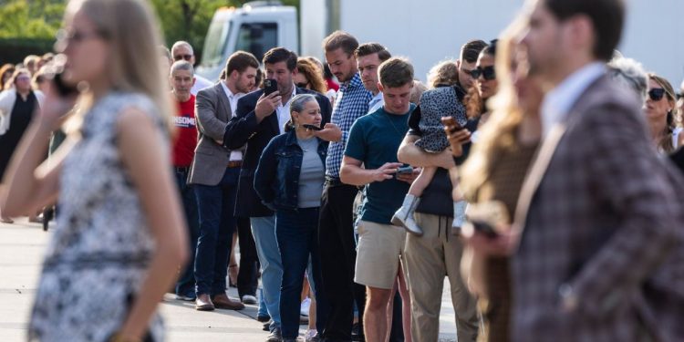 Washington DC, Kennedy Center: persone in fila per partecipare ad una veglia in suffragio di Charlie Kirk (Ansa)