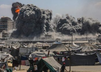 Bombardamento aereo israeliano nel settore ovest di Gaza City (Ansa)