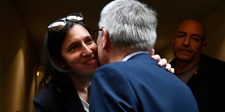 Elly Schlein, segretaria Pd, con Maurizio Landini, segretario della Cgil (Ansa)