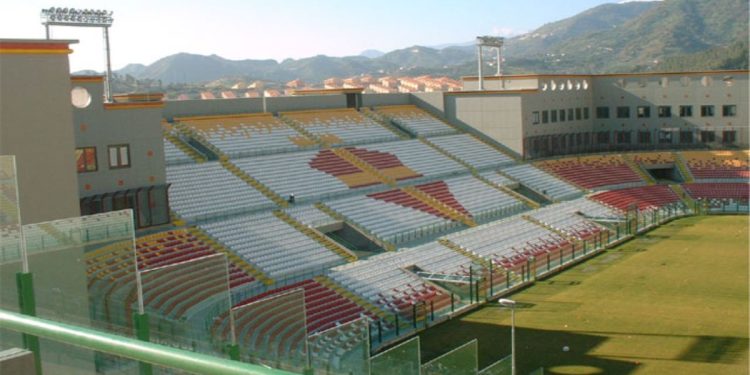 La curva Sud dello stadio di Messina (da Wikipedia)